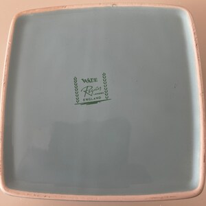 Puede incluir: Un plato cuadrado de cer&aacute;mica azul claro con un sello verde de Wade Regency London England en la parte inferior.