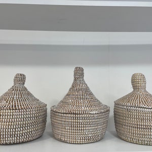 White Handmade Seagrass Basket with Lid image 5