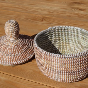 White Handmade Seagrass Basket with Lid image 3