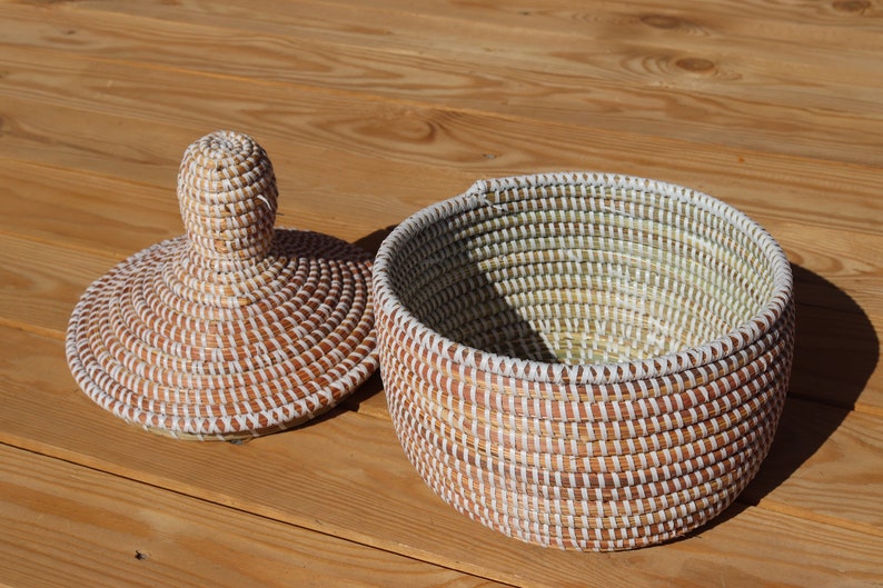 White Handmade Seagrass Basket with Lid image 3