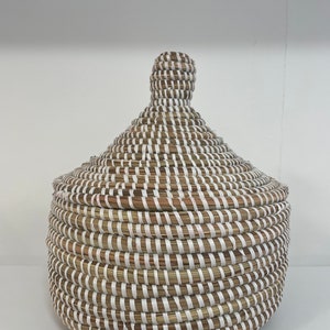 White Handmade Seagrass Basket with Lid K100