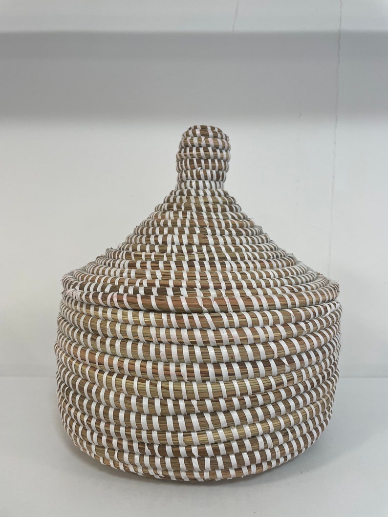 White Handmade Seagrass Basket with Lid K100