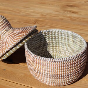 White Handmade Seagrass Basket with Lid image 2