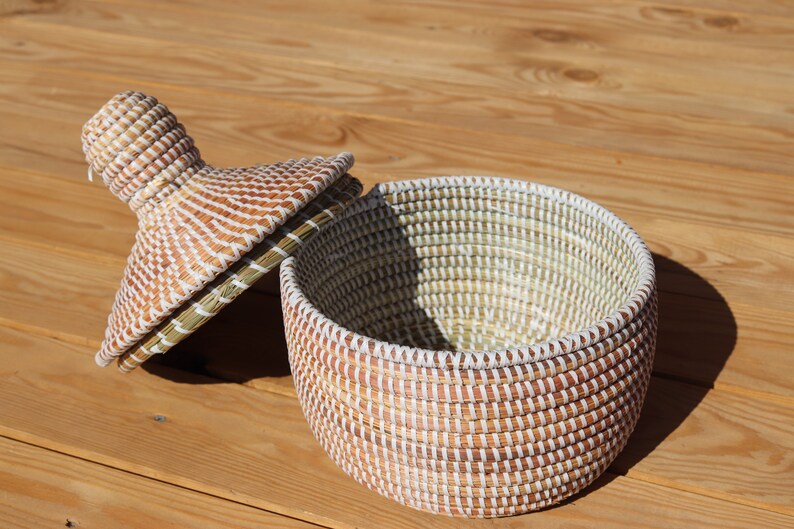 White Handmade Seagrass Basket with Lid image 2