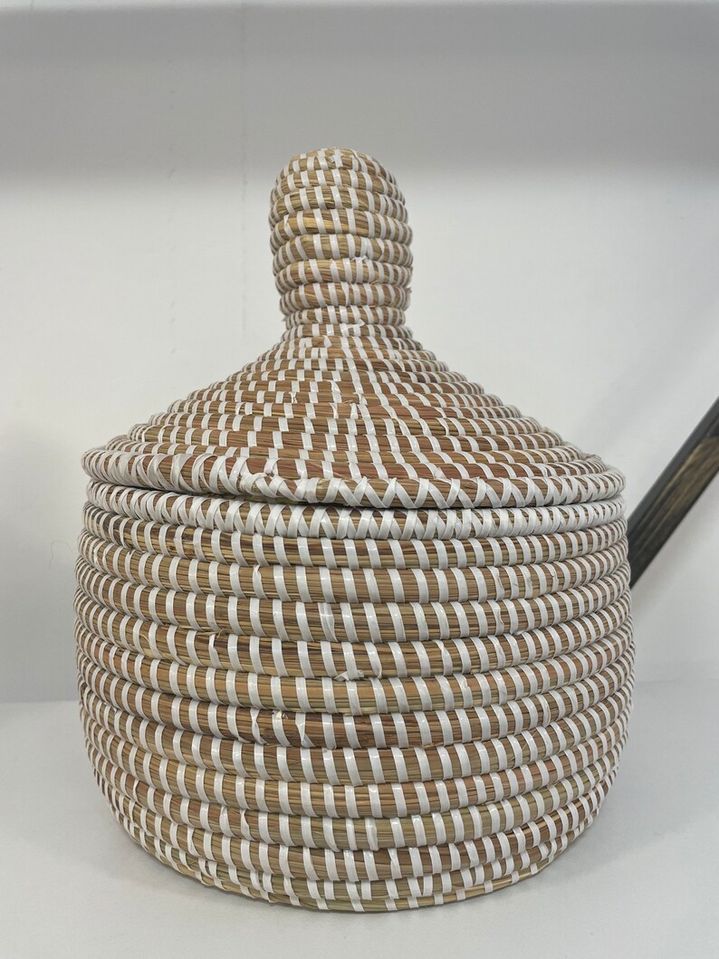 White Handmade Seagrass Basket with Lid K127