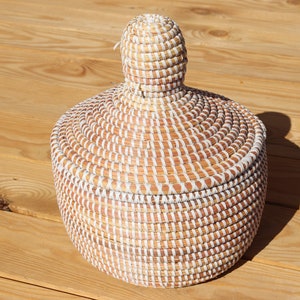 White Handmade Seagrass Basket with Lid image 1