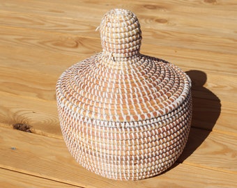 White Handmade Seagrass Basket with Lid