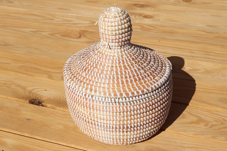 White Handmade Seagrass Basket with Lid image 1