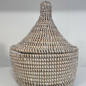 White Handmade Seagrass Basket with Lid K125