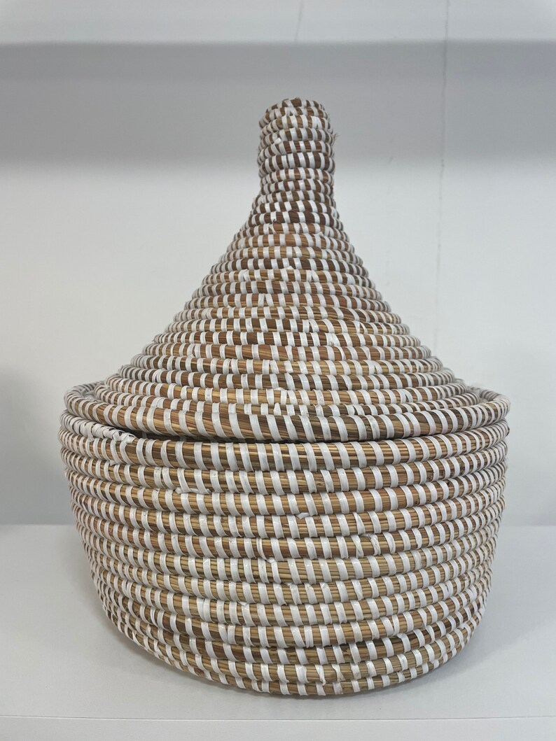 White Handmade Seagrass Basket with Lid K125