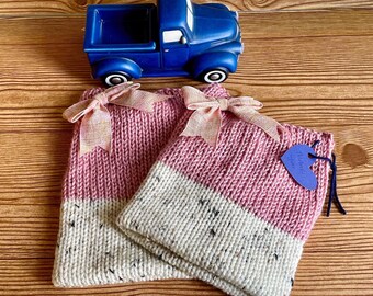 Gorro de punto rosa rosa con un lazo a juego