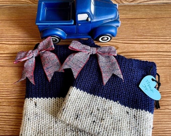 Gorro de punto azul marino con un lazo a juego