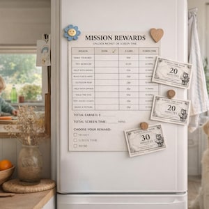 Op de afbeelding: Een witte koelkastdeur toont een "Mission Rewards"-tabel met taken en beloningen, vastgehouden door magneten. "Screen Time Bank"-kaarten voor 20 en 30 minuten zijn bevestigd. Een golden retriever zit in de buurt. Een houten fruitschaal en twee kinderen zijn op de achtergrond.