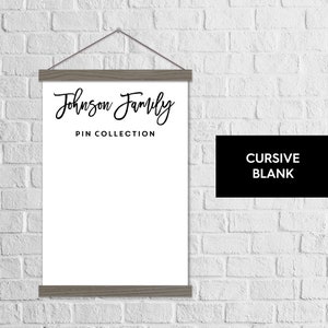 Puede incluir: Un tablero blanco para exhibir pines con el texto "Johnson Family PIN COLLECTION" en fuente cursiva negra. El tablero está sujeto por un marco de madera y cuelga de una cuerda. Un rectángulo negro con las palabras "CURSIVE BLANK" está a la derecha.