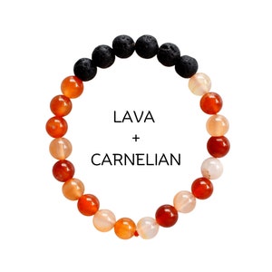 Può includere: Un braccialetto realizzato con pietre di lava nera e perle di cornalina. Il braccialetto è composto da 14 perle, di cui 7 pietre di lava nera e 7 perle di cornalina. Il braccialetto è una scelta popolare per coloro che desiderano aggiungere un tocco di bellezza naturale al loro look.