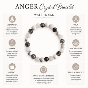 Puede incluir: Una pulsera de cuentas redondas que alterna colores blanco, rosa claro transl&uacute;cido y gris humo oscuro. La imagen incluye el texto ANGER Crystal Bracelet y enumera formas de uso como meditaci&oacute;n, yoga, oraci&oacute;n, atenci&oacute;n plena y uso diario.