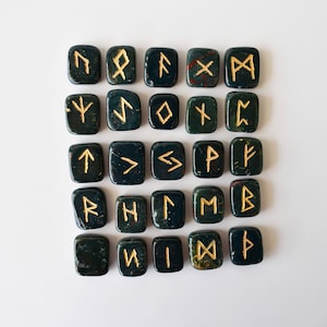 Conjuntos de runas Bloodstone O conjunto de runas Elder Futhark vem com bolsa de veludo preto para transportar e cartão de runa, conjunto de runas de pedra, runas verdes, runa de cristal