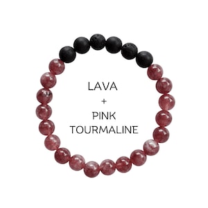 Può includere: Un braccialetto realizzato con perline di turmalina rosa e lava. Il braccialetto ha un totale di 19 perline, di cui 12 perline di turmalina rosa e 7 perline di lava. Il braccialetto è realizzato con pietre naturali ed è progettato per essere indossato al polso.