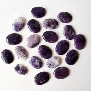 Ein (1) Lepidolith Taschenstein für die Steinheilkunde - Taschenstein