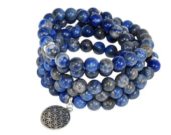 Puede incluir: Un brazalete de múltiples hilos hecho de cuentas de lapislázuli azul con un dije de plata con un diseño de flor de la vida.