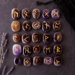 Amethyst Rune Sets Elder Futhark Rune Set Edelsteen Runenset wordt geleverd met zwart fluwelen zakje, houten roosterplaat met kristallen runen edelstenen afbeelding 1