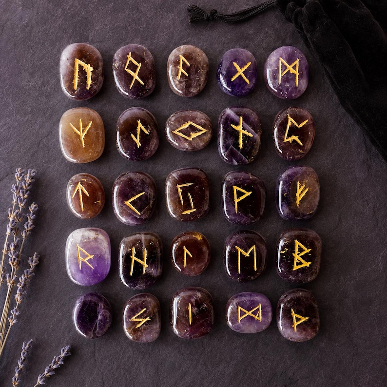 Amethyst Rune Sets Elder Futhark Rune Set Edelsteen Runenset wordt geleverd met zwart fluwelen zakje, houten roosterplaat met kristallen runen edelstenen afbeelding 1