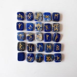 Lapis Lazuli Rune Sets Elder Futhrak Rune Set est livré avec une pochette en velours noir à transporter et une carte runique