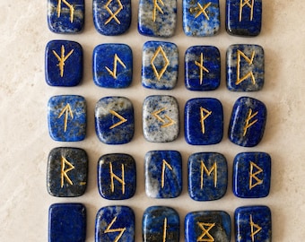 Lapis lazuli-runensets Elder Futhrak-runenset wordt geleverd met een zwart fluwelen zakje om te dragen en een runenkaart