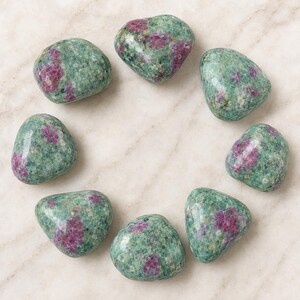 Bulk von Ruby Fuschite Trommelsteine A Grade Heilkristalle Trommelsteine in Packungsgrößen von 4 Unzen, 1/2 Pfund und 1 Pfund.
