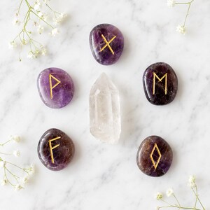 Amethyst Rune Sets Elder Futhark Rune Set Edelsteen Runenset wordt geleverd met zwart fluwelen zakje, houten roosterplaat met kristallen runen edelstenen afbeelding 5