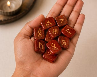 Red Jasper Rune-sets Elder Futhark Rune-set wordt geleverd met zwart fluwelen zakje om te dragen en Rune-kaart, rode Jasper Runen met houten plaat