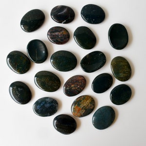 Una (1) piedra de bolsillo de piedra de sangre para la curación con cristales: piedra preciosa de bolsillo
