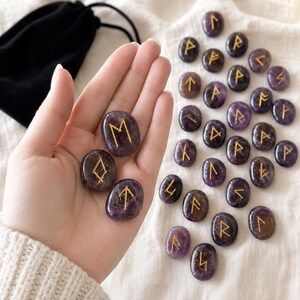Amethyst Rune Sets Elder Futhark Rune Set Edelsteen Runenset wordt geleverd met zwart fluwelen zakje, houten roosterplaat met kristallen runen edelstenen afbeelding 2