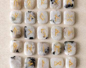 Rainbow Moonstone-runensets Elder Futhark-runenset wordt geleverd met zwart fluwelen zakje om te dragen en runenkaart, maanstenen-runen, runensteen, runenset