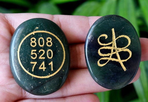 【正規品直輸入】 Natural Oval Crystal Green Jade, Engraved With Zibu Symbol コレクション