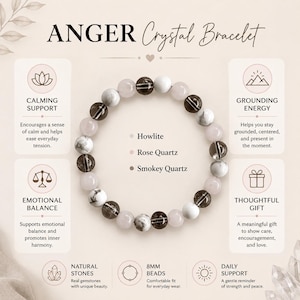 Puede incluir: Una pulsera circular de cuentas con gemas alternas de Howlita, Cuarzo Rosa y Cuarzo Ahumado. El texto ANGER Crystal Bracelet aparece en la parte superior, con etiquetas para Howlita, Cuarzo Rosa y Cuarzo Ahumado en el centro. La imagen incluye iconos y texto que describen apoyo calmante, energ&iacute;a de conexi&oacute;n a tierra, equilibrio emocional y regalos, junto con una nota sobre cuentas de 8 mm.