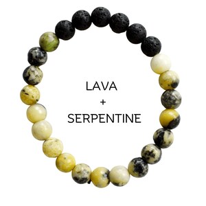 Può includere: Un braccialetto fatto di perline di lava nera e serpentina gialla. Il braccialetto ha un gradiente di colori, che inizia con perline di lava nera e poi passa a perline di serpentina gialla.