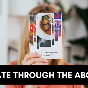 Könnte beinhalten: Ein Buch mit dem Titel "Date Through the ABC's" mit einer bunten Collage von Bildern auf dem Cover. Das Cover zeigt einen Teller mit Essen, einen Würfel und einen Basketballkorb.