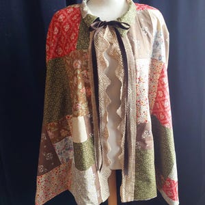 Handgjord, blommig lapptäcke i arvstil, alternativ steampunk-stil med Faire Ren-kappa och bandknytning.