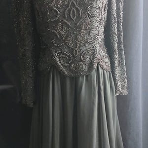 Robe de soirée gothique baroque vintage noire en mousseline et perles.