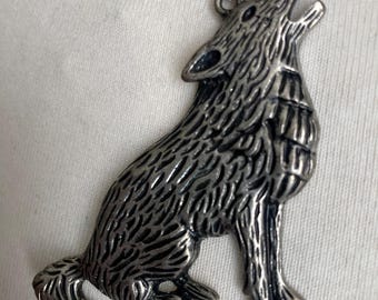 Collar con el aullido del lobo