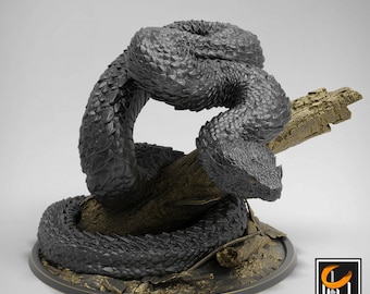 Pode incluir: Uma escultura de cobra preta enrolada em torno de um galho, com uma superfície texturizada e escamosa. A cobra está em uma posição defensiva impressionante, com a cabeça levantada e as presas expostas. A escultura está colocada em uma base circular com uma superfície áspera e texturizada.