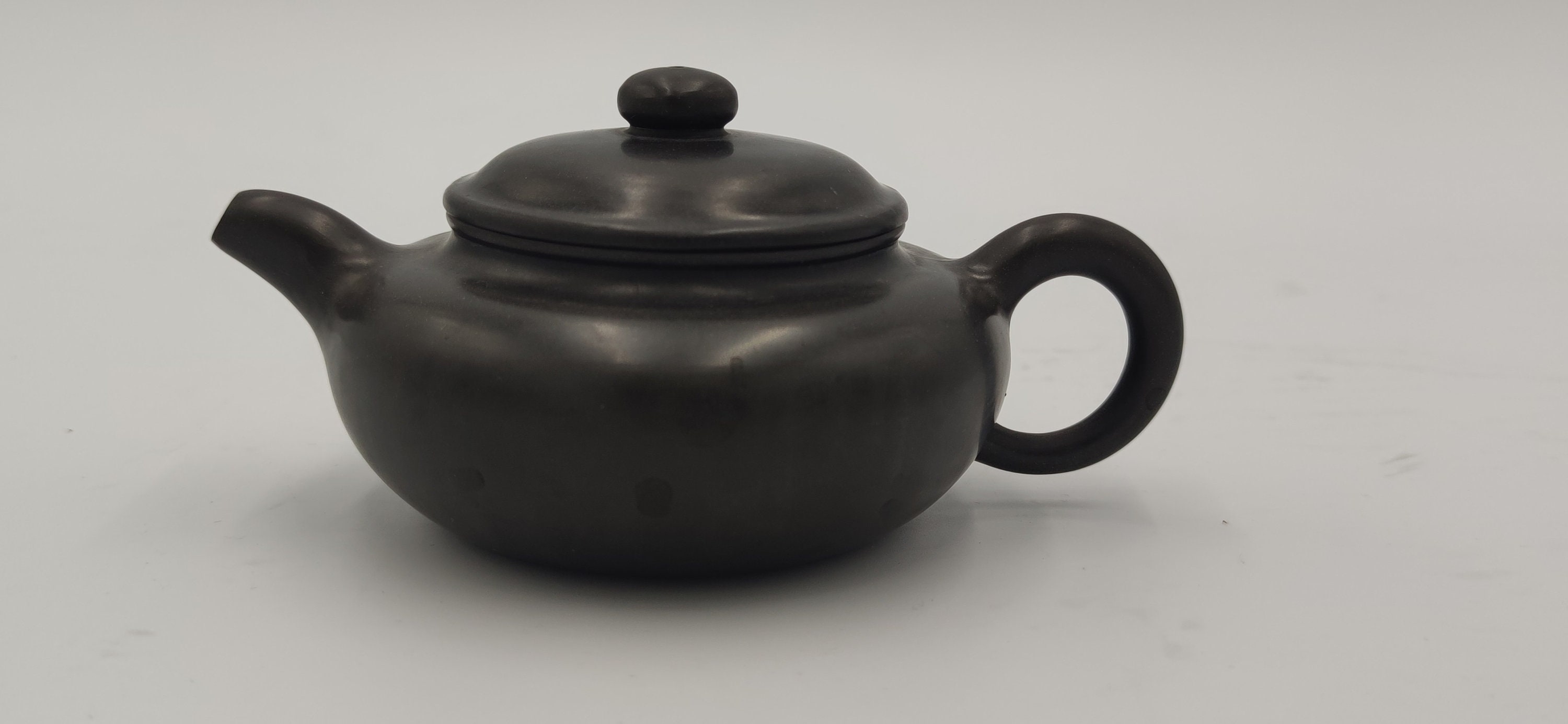 Chinese Zisha Tea Pot With Xu Jian-ying Mark and Song-style Chinese Zisha Tea Pot With Xu Jian-ying Mark and Song-style