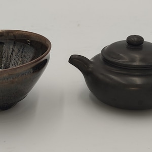 Chinese Zisha Tea Pot With Xu Jian-ying Mark and Song-style