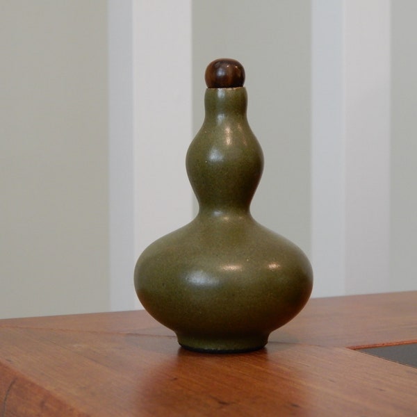A Chinese Republic Tea-dust Gourd-shaped Porcelain Snuff Bottle