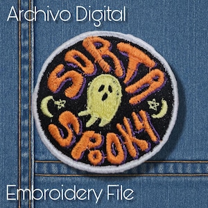 Puede incluir: Parche bordado redondo con las palabras "Sort Spooky" en naranja y morado sobre un fondo negro. Un fantasma amarillo está en el centro. El parche tiene un borde blanco. También se ven las palabras "Archivo Digital" y "Embroidery File".