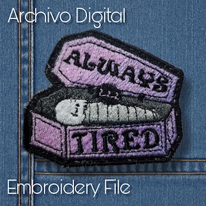 Puede incluir: Parche bordado con forma de ataúd, con las palabras "ALWAYS TIRED". El ataúd es morado con ribete negro, y la figura interior es gris y blanca. También está presente el texto "Archivo Digital" y "Embroidery File".