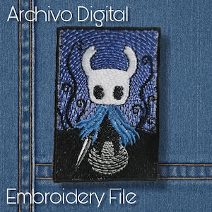 Puede incluir: Parche bordado con un personaje blanco con cabeza con cuernos, ojos negros y capa azul sobre fondo azul. El parche rectangular tiene el texto "Archivo Digital" y "Embroidery File".