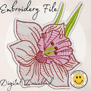 Puede incluir: Un archivo de bordado de descarga digital que presenta un diseño de flor estilizada con pétalos de color rosa claro, un centro fruncido de color rosa oscuro y tallos de color verde brillante. El texto Embroidery File y Digital Download aparece en negro.