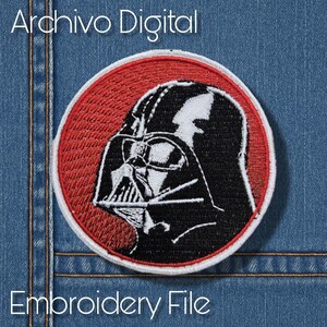 Può includere: Toppa ricamata raffigurante il casco di Darth Vader all'interno di un cerchio rosso, bordato di bianco. La toppa è posta su uno sfondo in denim. Il testo in alto recita "Archivo Digital" e in basso "Embroidery File".